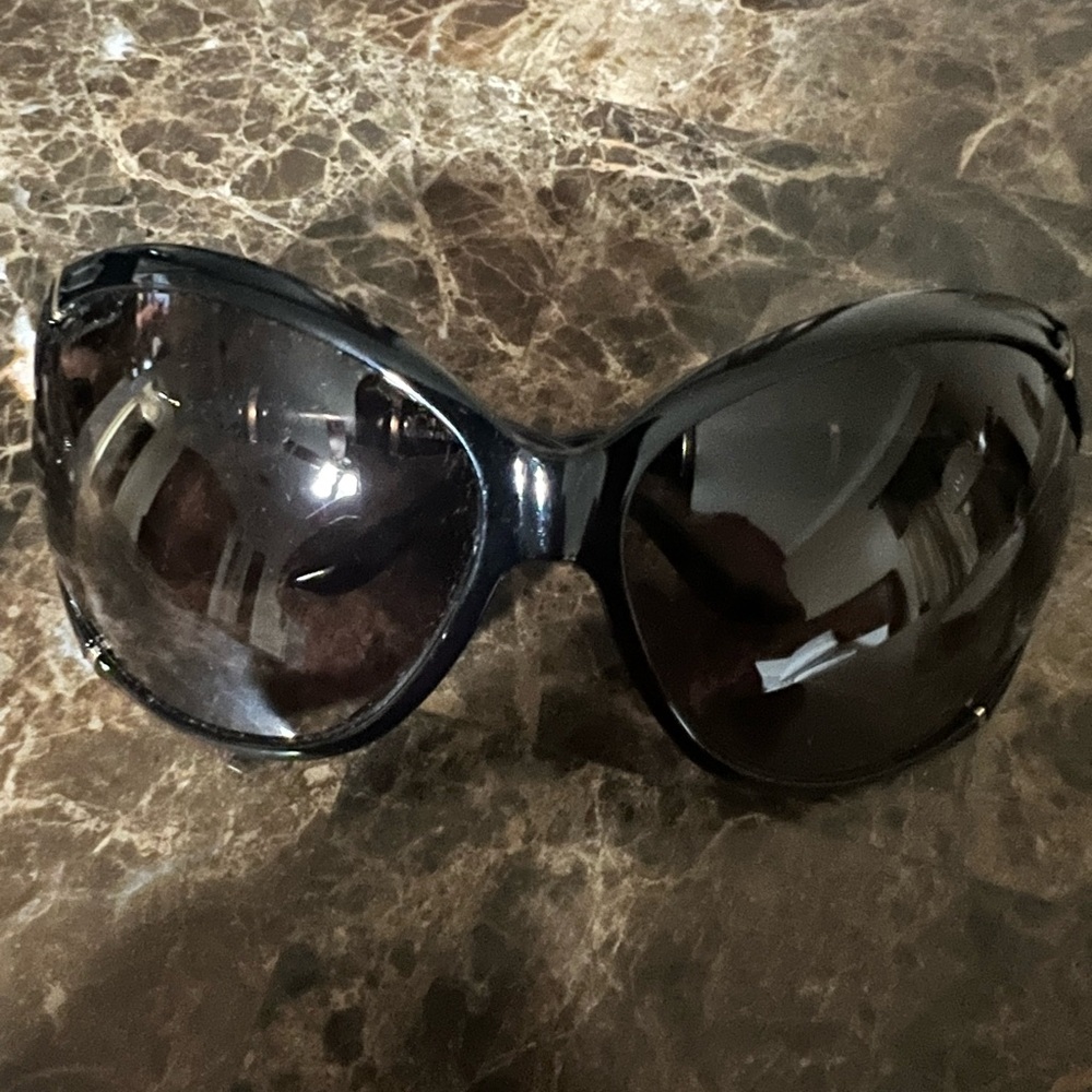 Gucci Black Oversized Sunglasses Fashion-Forward Design